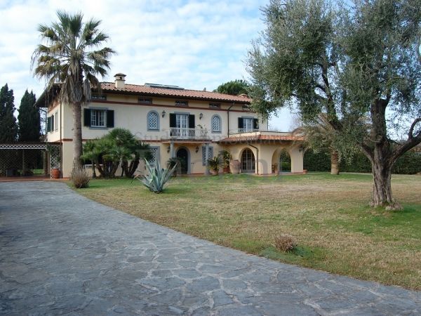 Riferimento V370 - Villa Singola in Affitto a Poveromo