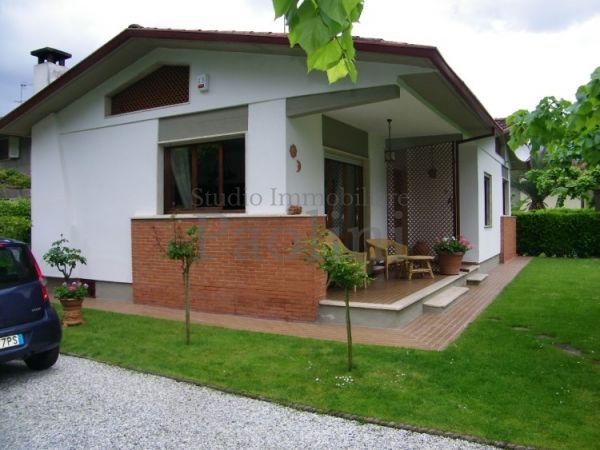 Riferimento V588 - Villa Singola in Affitto a Poveromo
